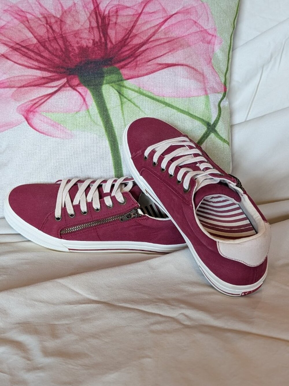 Taos Z Soul Women's Sneaker with Side Zipper, Crimson, Size 10